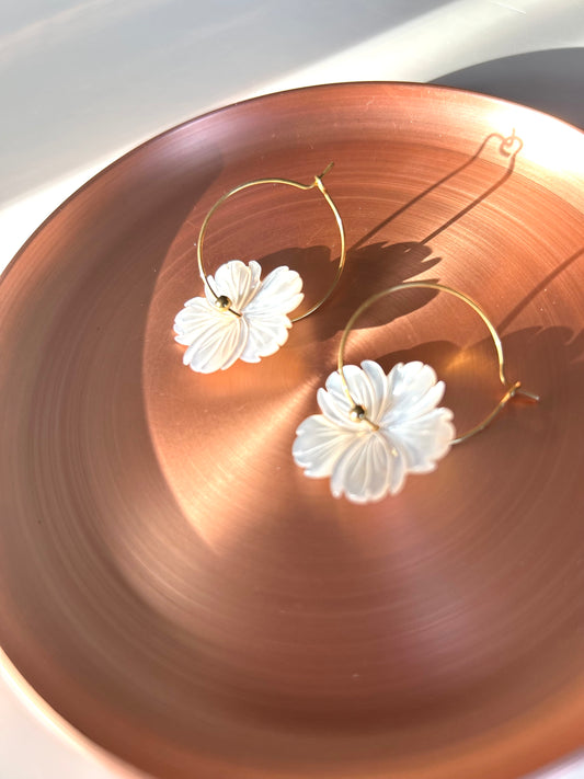 Boucles Flora – Fleur nacrée dorée