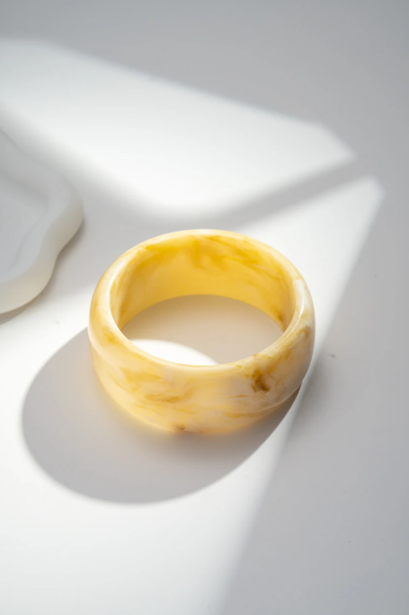 Bracelet Jonc Large en Résine Effet Marbré Blanc Crème