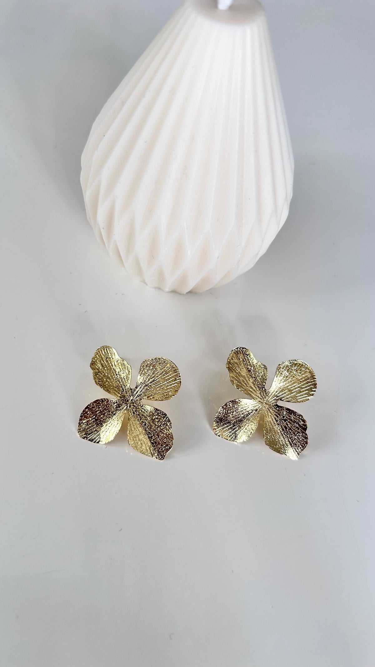Boucles d’Oreilles ÉLORA – Dorées Fleurs Martelées
