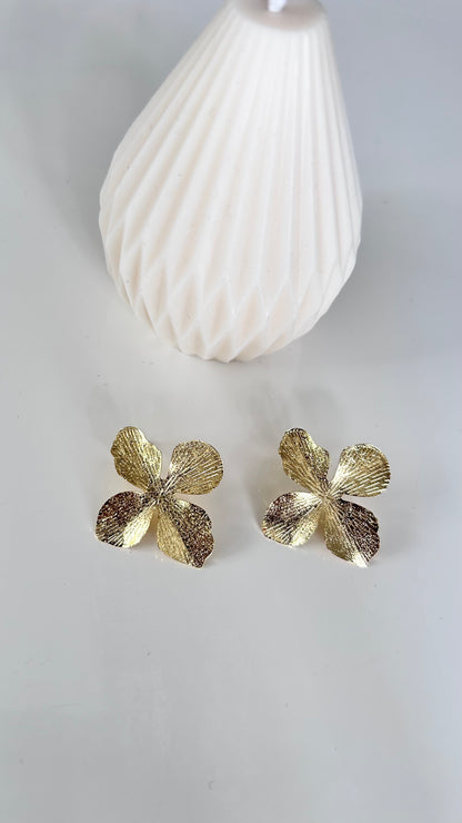 Boucles d’Oreilles ÉLORA – Dorées Fleurs Martelées