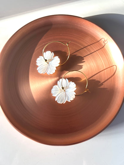 Boucles Flora – Fleur nacrée dorée