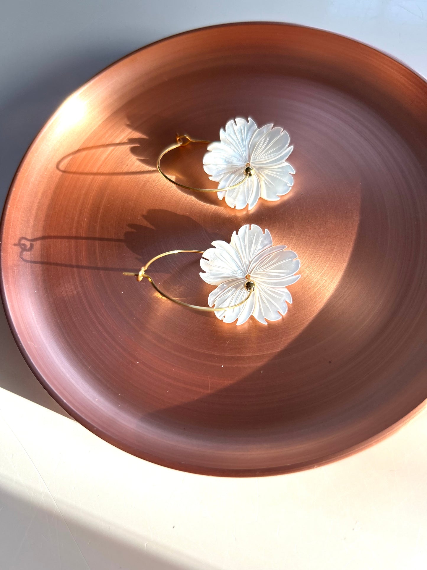 Boucles Flora – Fleur nacrée dorée