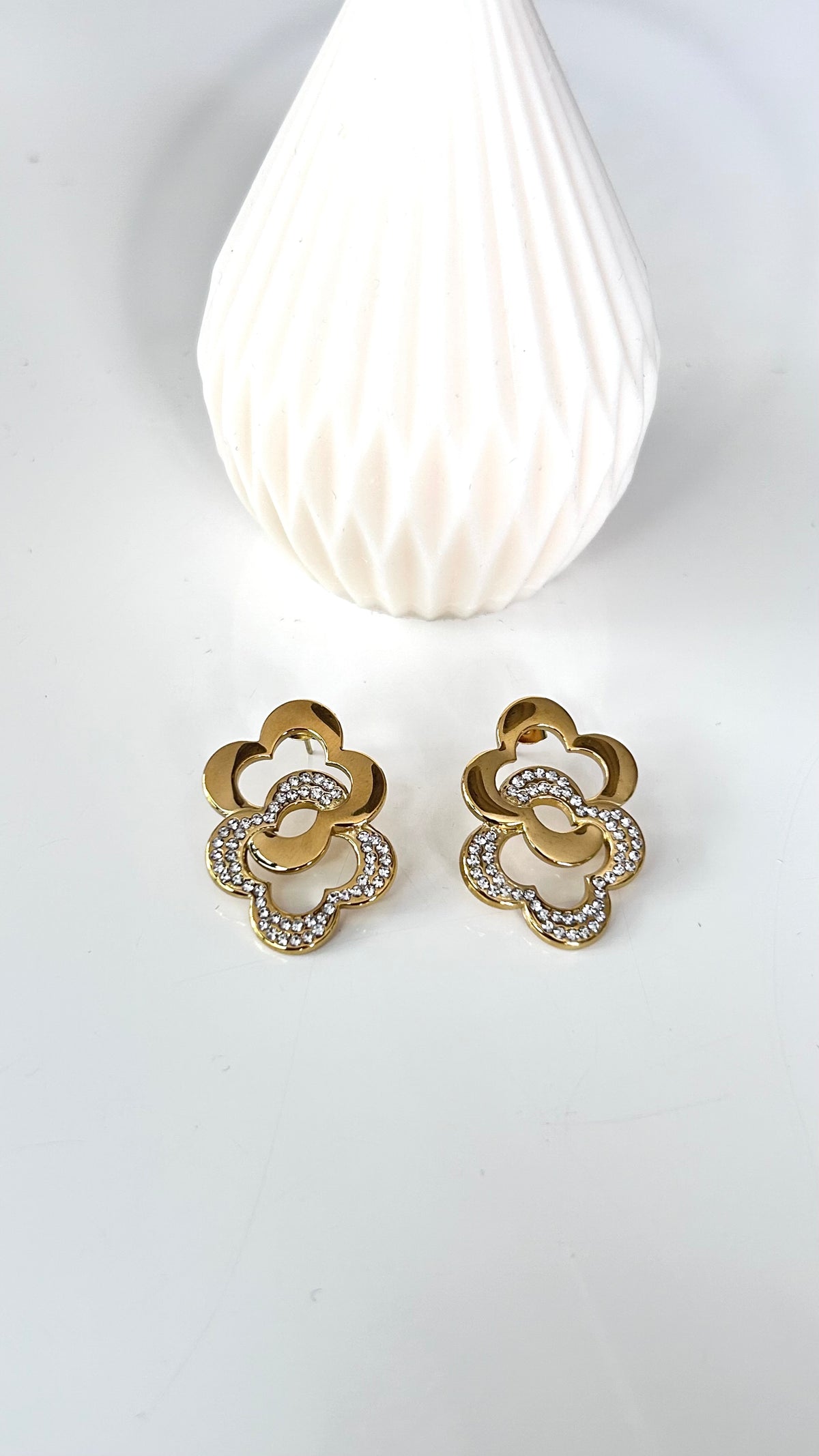 Boucles d’Oreilles ZÉLIE – Dorées Fleur Pavée