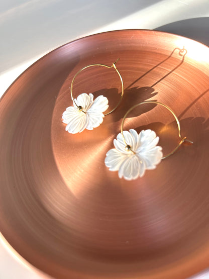 Boucles Flora – Fleur nacrée dorée
