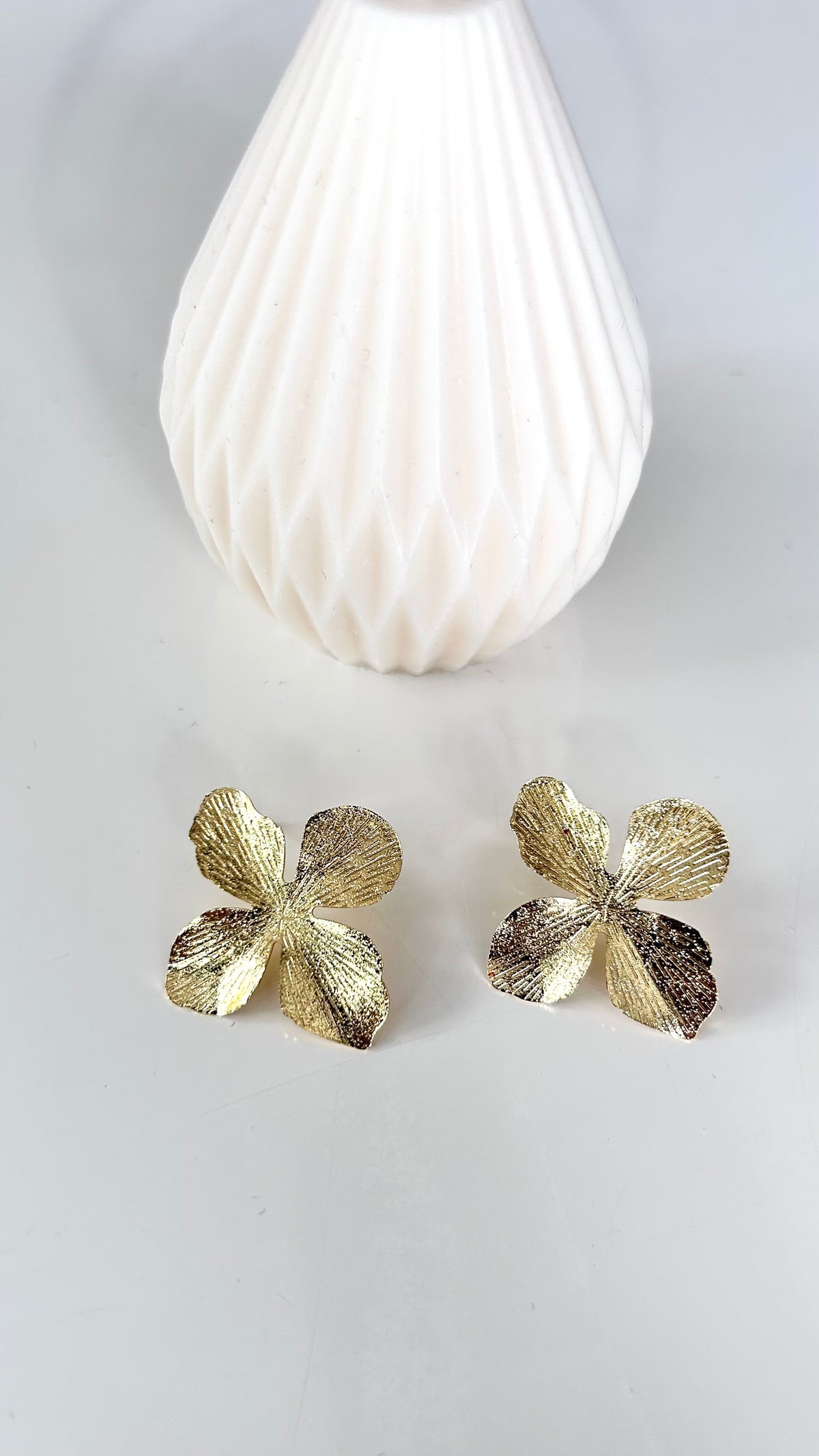 Boucles d’Oreilles ÉLORA – Dorées Fleurs Martelées