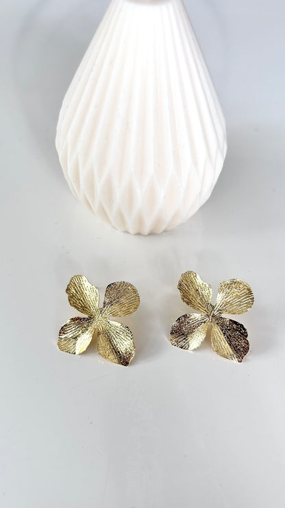 Boucles d’Oreilles ÉLORA – Dorées Fleurs Martelées
