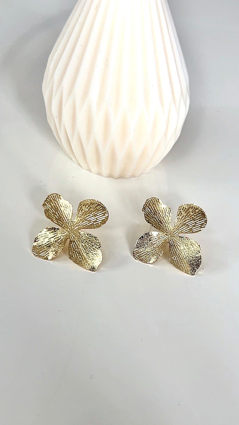 Boucles d’Oreilles ÉLORA – Dorées Fleurs Martelées