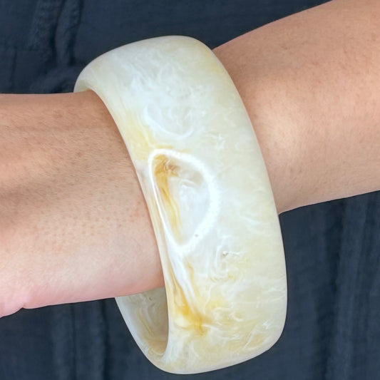 Bracelet Jonc Large en Résine Effet Marbré Blanc Crème