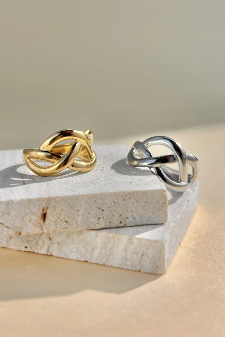 Bague design moderne entrelacé ajustable en acier