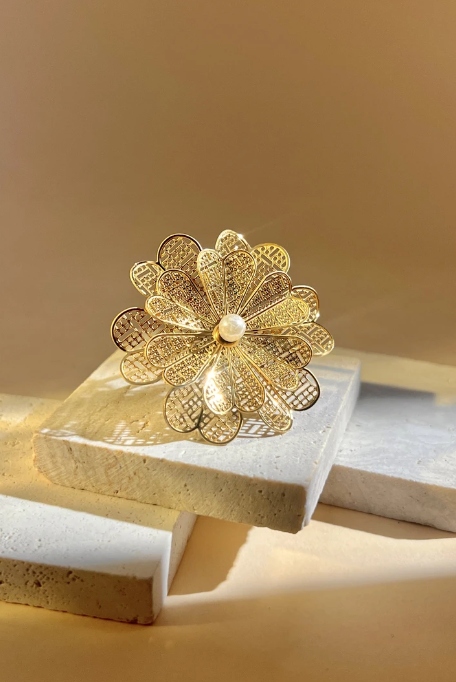 Bague fleur ajourée avec perle centrale – acier inoxydable